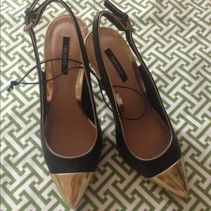 Forever 21 womens shoes NWT Cap Toe Heels ~ Gold & Black ~ Sz 6